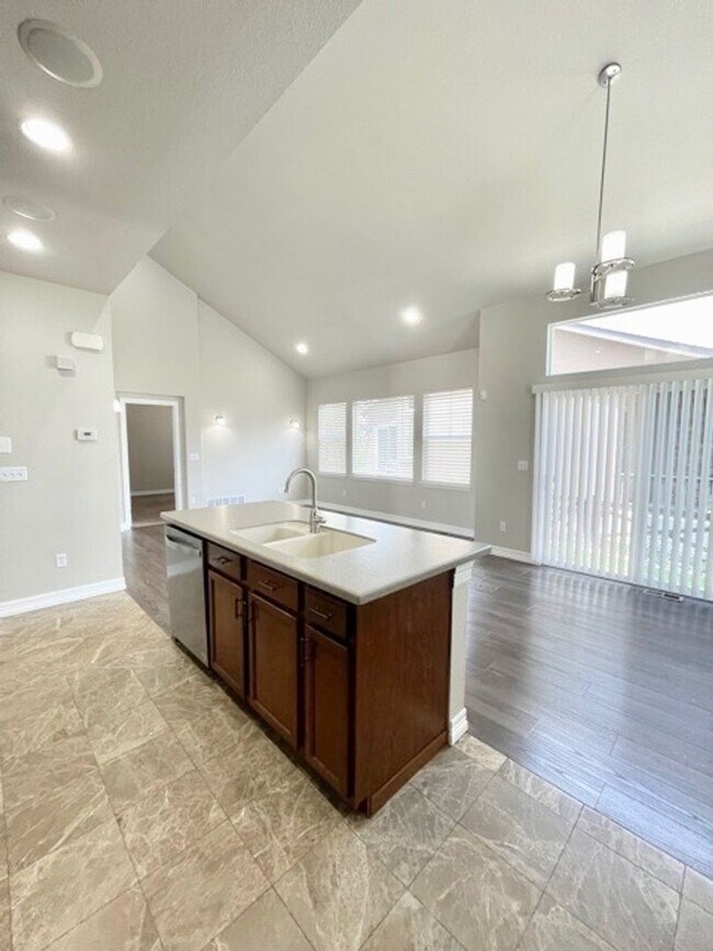 Building Photo - Stunning 4 Bed/4 Bath Home in Banning Lewis Ranch