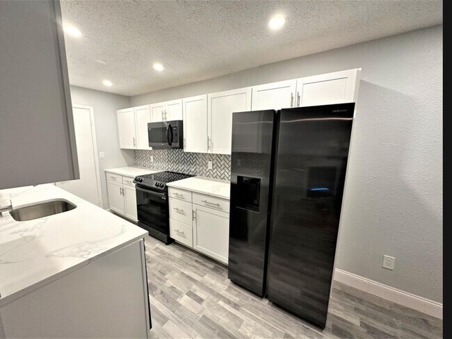 Building Photo - 3525 Sable Palm Ln