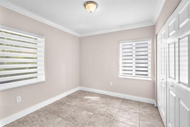 Building Photo - 2537 SW 15th St