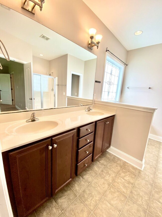 Building Photo - Huge 6 Bedroom Home In The Bluffs On The New River