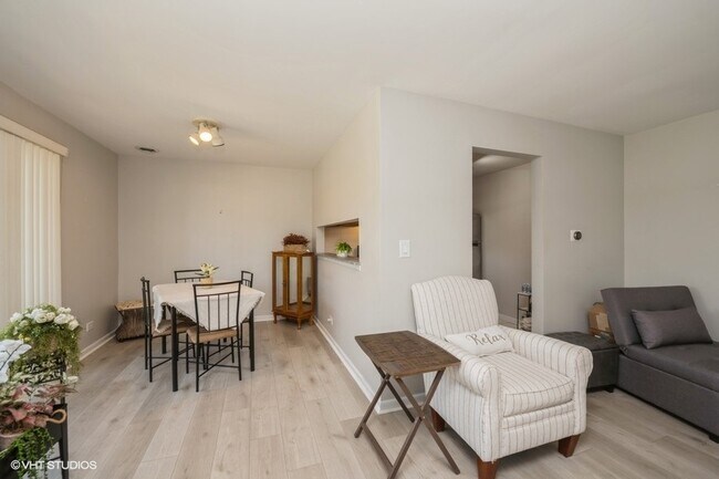 Building Photo - 260 E Court of Shorewood