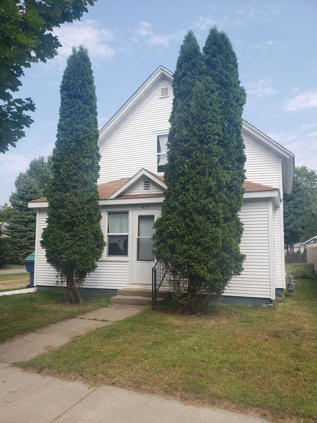 Building Photo - 2 bed 1 bath single family home in Wausau!...