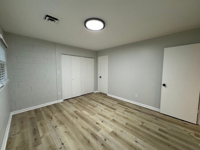 Building Photo - 2205 Hathaway Dr