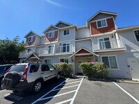 Building Photo - Spacious 2 bedroom 2 1/2 bath Plus Den  to...