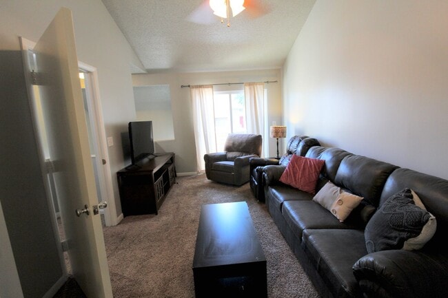 Building Photo - 1320 Bradley Dr