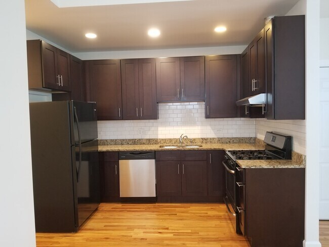 Primary Photo - 4907 N Harding Ave