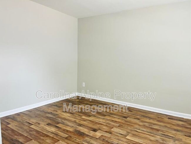 Building Photo - 611 S Mountain St