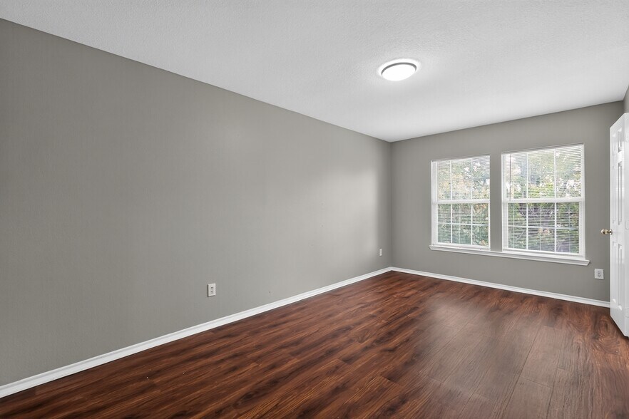 Building Photo - 217 Pinewood Trl