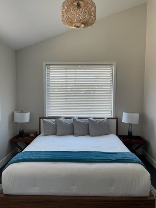 Building Photo - 2bd, 2ba Reno Bungalow in the Riverwalk Di...