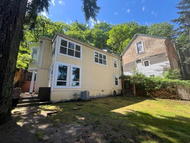 Building Photo - Charming 3 Bed 3.5 Bath home in Southwest ...