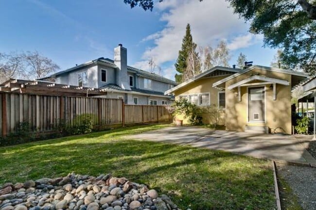 Building Photo - 2 Bed, 2 Bath Craftsman Style Home by Down...