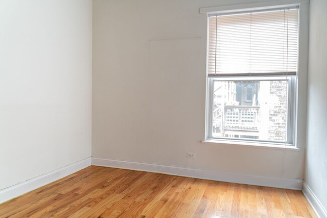 Building Photo - Uptown - 2 Bed / 1 Bath - In-Unit Laundry