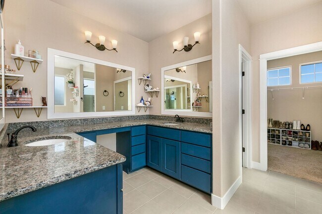 Building Photo - 4 Bedroom, 4 bathroom, Plus office and Loft!