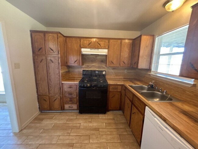 Building Photo - 2401 Mather Dr