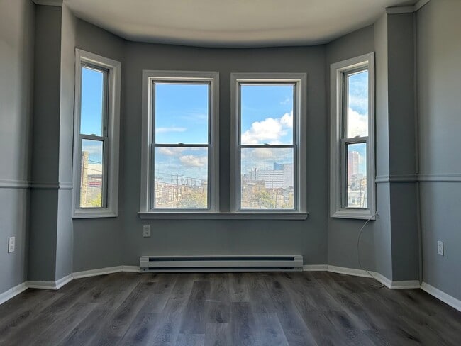 Building Photo - Recently Renovated 1 Bedroom Apartment -- Ready For Move-In!