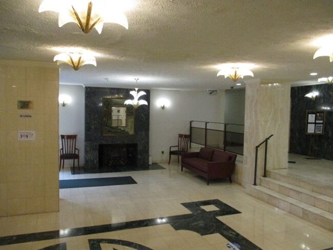 Building Photo - Spacious 1BR! Utilities Included! Rosslyn ...