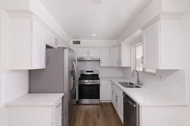 Building Photo - 3155 Montrose Ave