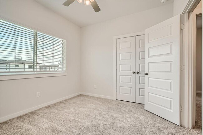 Building Photo - 33115 Oak Hts Pl