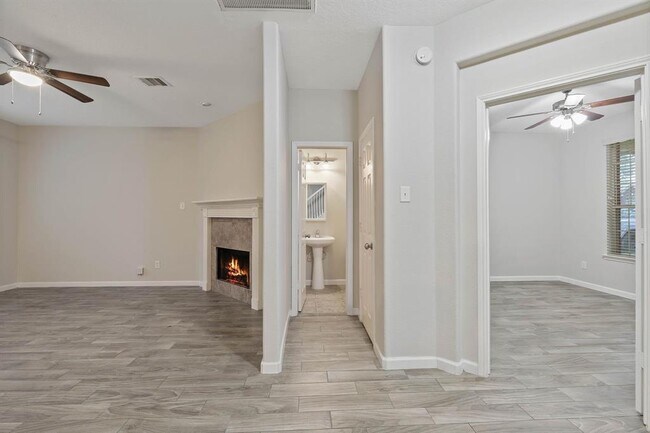 Building Photo - 18 N Queenscliff Cir