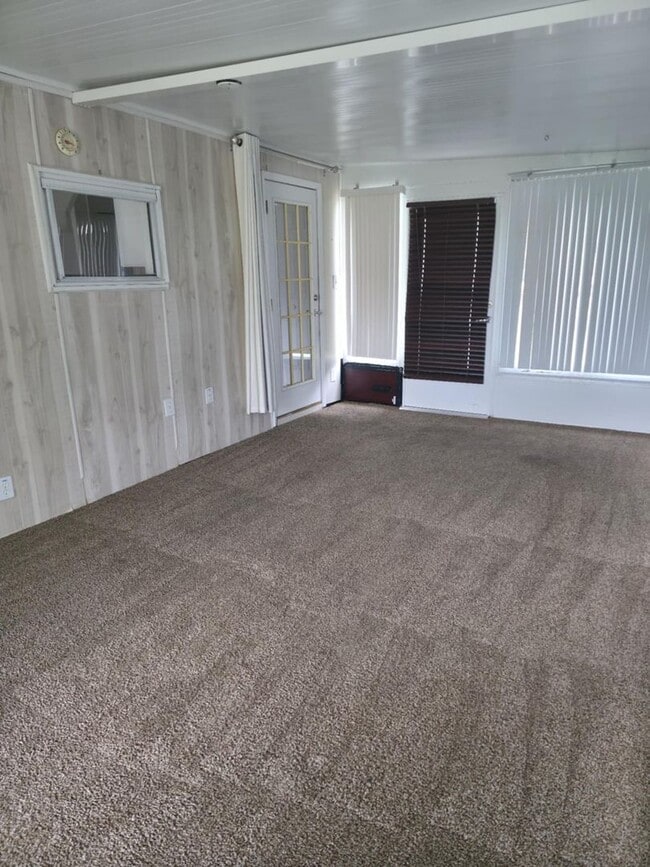 Building Photo - 2 BEDROOM 2 BATHROOM ON THE GOLF COURSE