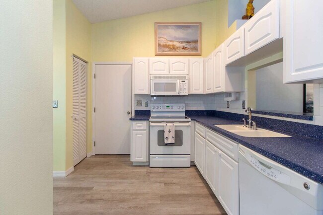 Building Photo - This tasteful decorated home features 3 be...