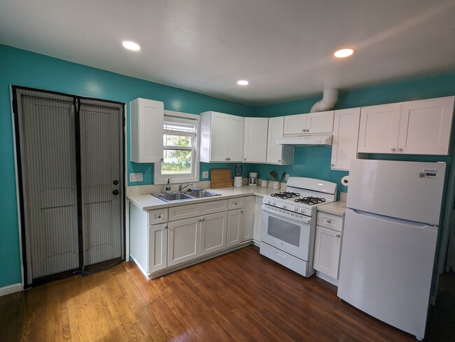 Kitchen area - 3536 Cerritos Ave