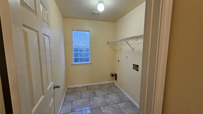 Building Photo - 2320 Shady Pine Dr