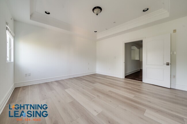 Building Photo - 10641 Woodbridge St