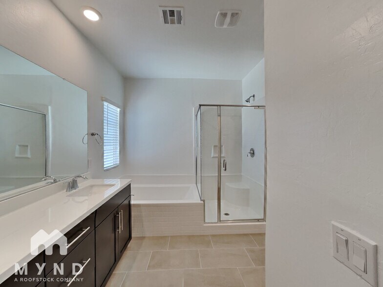 Building Photo - 600 Carriage Hill Dr