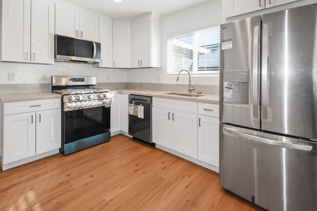 Building Photo - 3/2 Remodeled Home with Large Fenced Yard