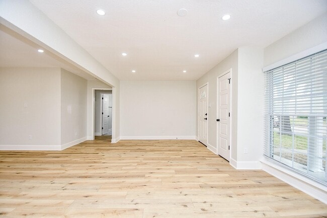 Building Photo - 5642 Cartagena St