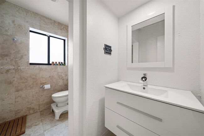 Building Photo - 670 NE 73rd St