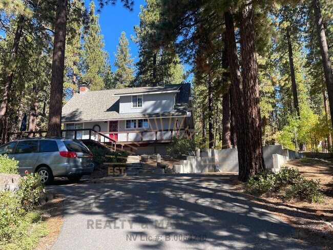 Building Photo - Bright Adorable Home in Incline! Dog Friendly
