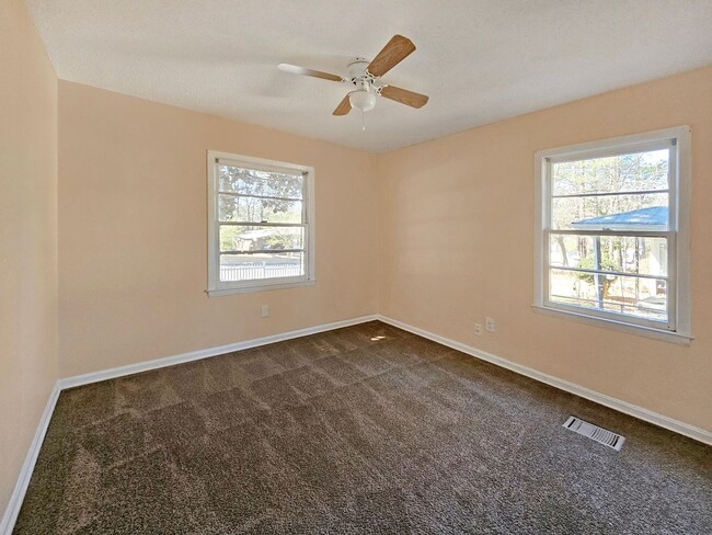 Building Photo - 4/2 Ranch with Fenced Yard