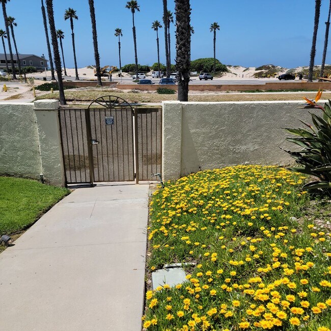 Building Photo - The Colony at Mandalay Beach 2 + 2 Single ...