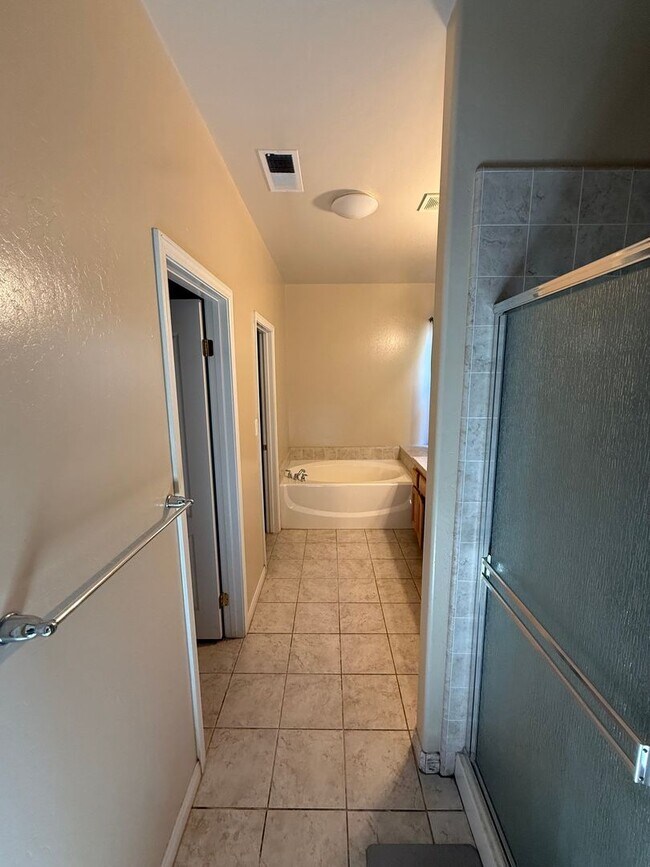 Building Photo - Modern 4-Bedroom Home in Northwest Bakersf...