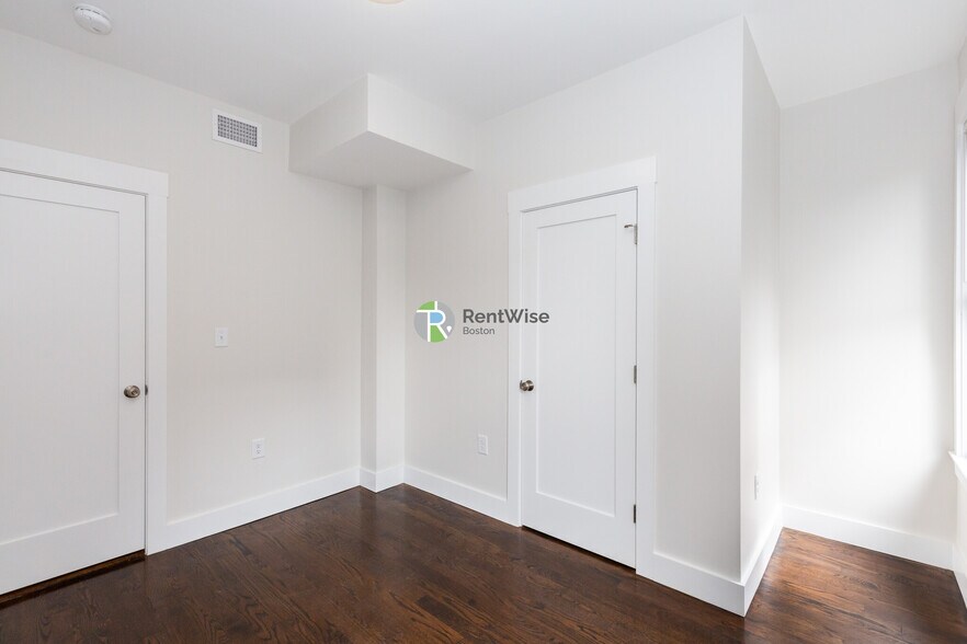 Building Photo - 24 Clary St
