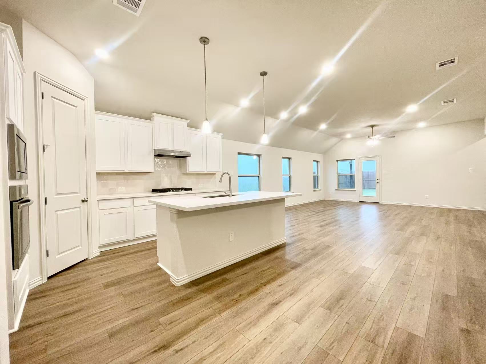 Building Photo - 16629 Freshwater Dr