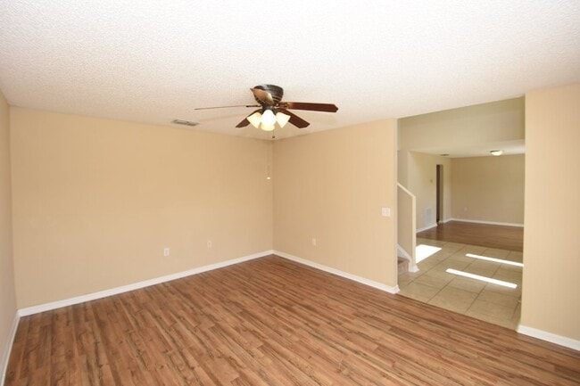 Building Photo - 27 Riverdale Ln