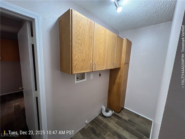 Building Photo - 400 Bonanza Way