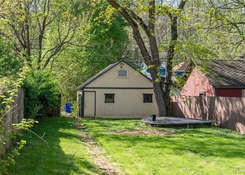 Building Photo - 320 Park Dr