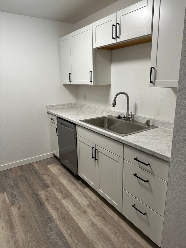 Building Photo - Newly Remodeled, 1 Bed/1 Bath Garage/Washer/Dryer