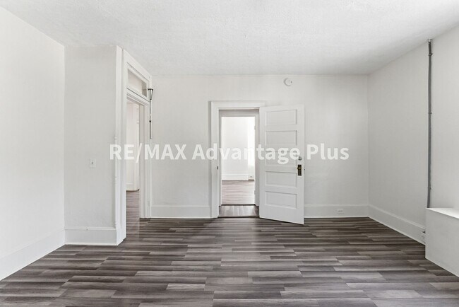 Building Photo - 106 Grove St
