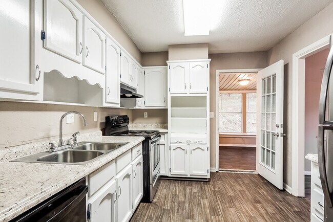 Building Photo - 9821 Westfield Ct