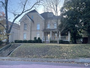 Building Photo - Charming Two Bedroom Apartment Downtown