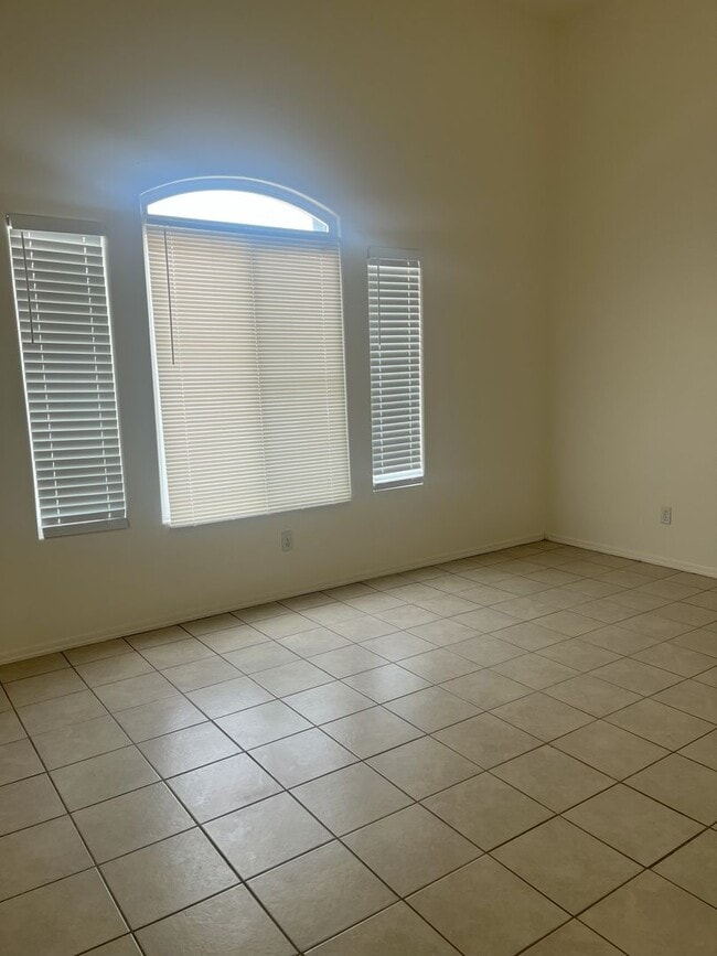 Building Photo - Spacious 4 Bedroom, 2 Bathroom Home | Avai...