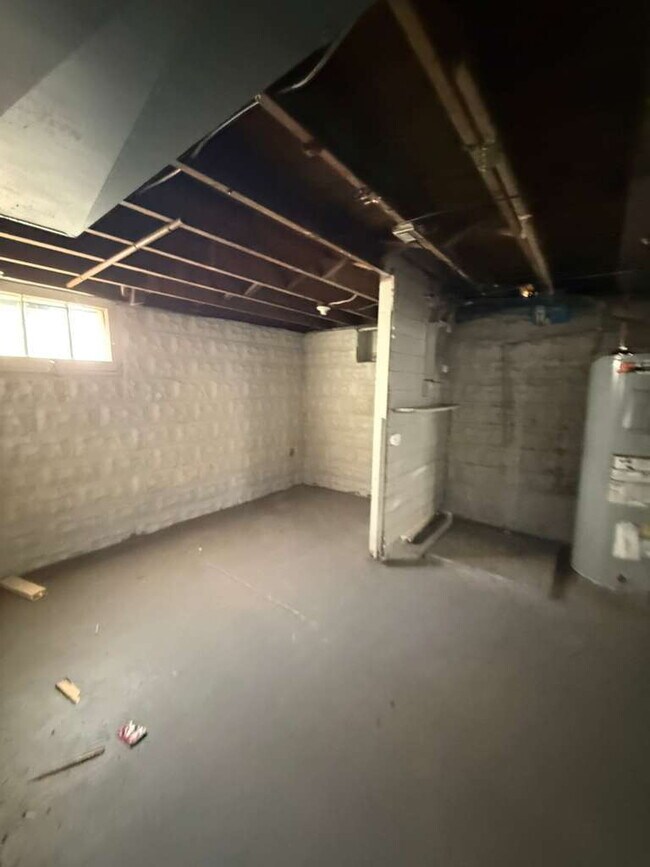 Building Photo - "Charming 3-Bedroom, 1 bath Riverview Retreat with Hardwood Floors & Unfinished basement!"  Ready...