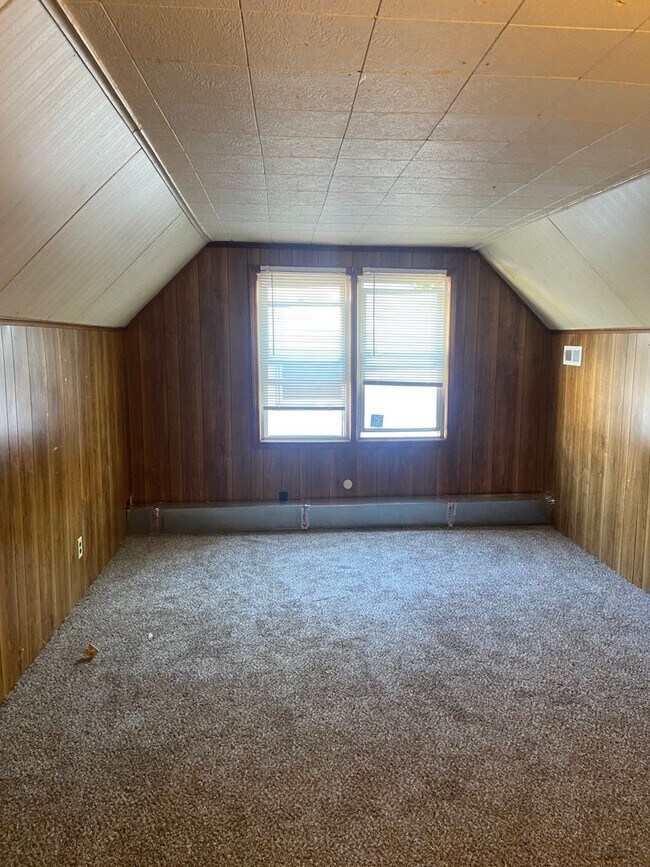 Building Photo - 3 Bedroom Bungalow - $1350