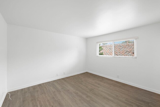 Building Photo - 219 Avenida Santa Barbara