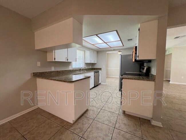 Building Photo - 360 Vincent Dr